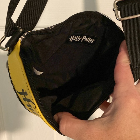Hufflepuff cross-body purse - Picture 8 of 9